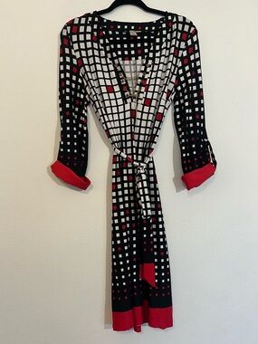 Emma & Michele Black, White & Red Geometric Midi Knee-Length Wrap Dress Size Sm